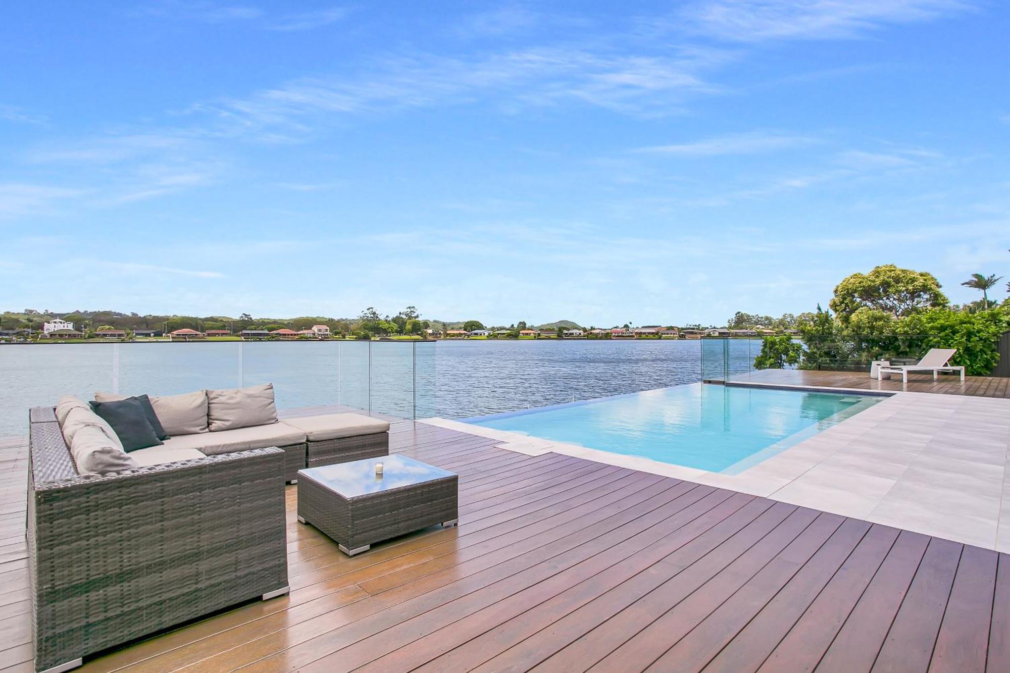 Waterfront Retreat With Infinity Pool & Canal Views Villa Gold Coast Exterior photo