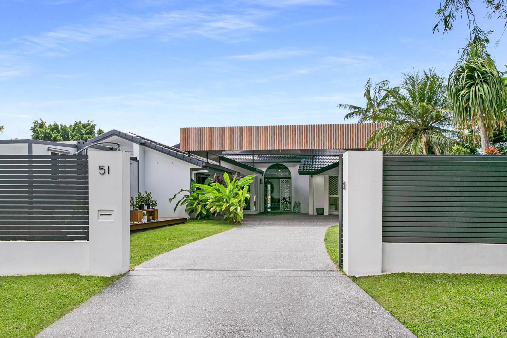 Waterfront Retreat With Infinity Pool & Canal Views Villa Gold Coast Exterior photo