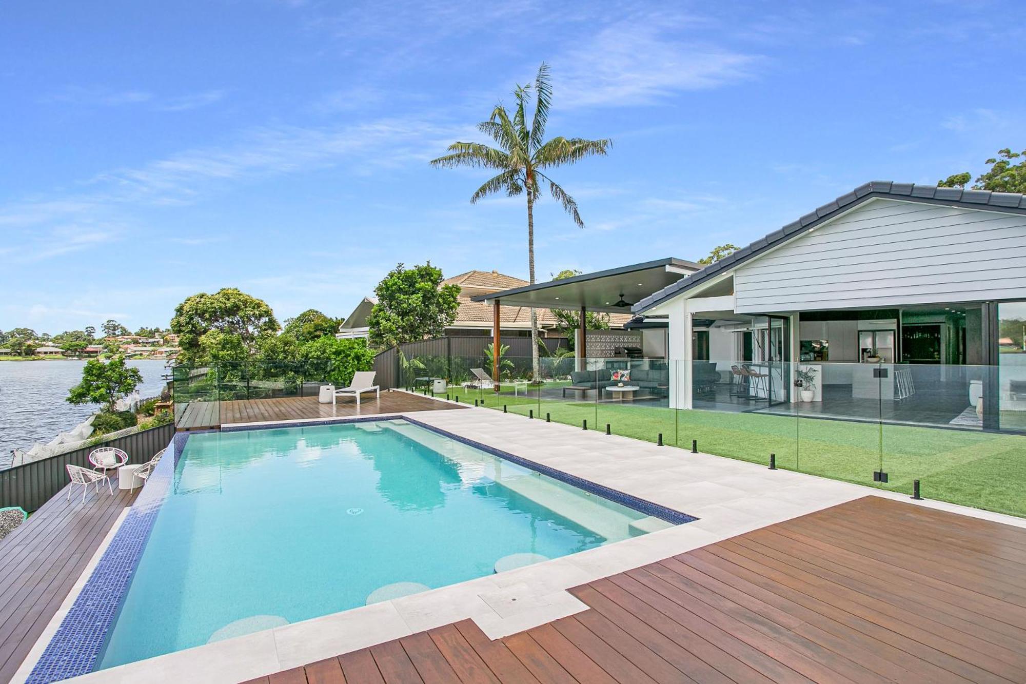 Waterfront Retreat With Infinity Pool & Canal Views Villa Gold Coast Exterior photo